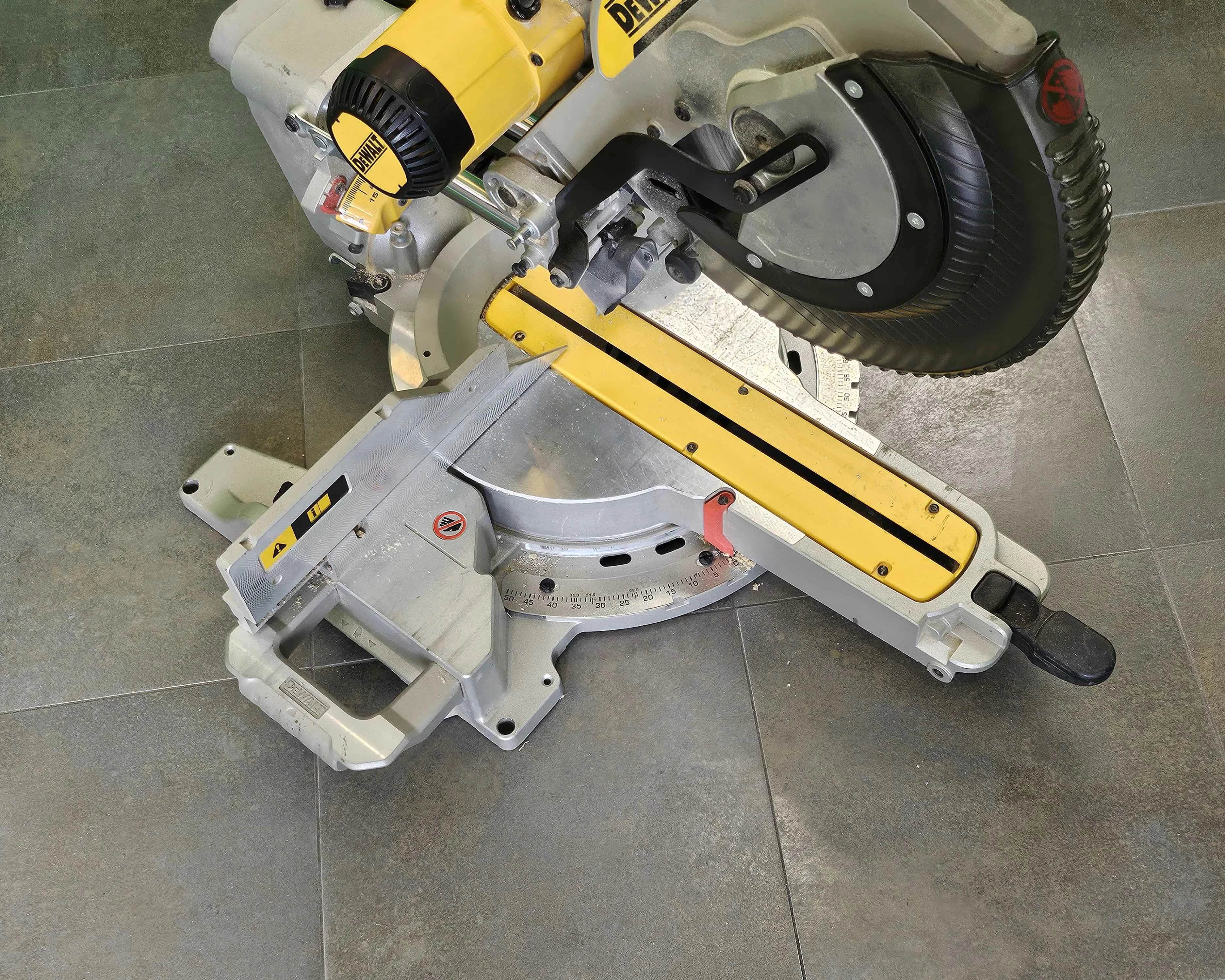 pila-ukosnica-dewalt-dws780-qs-1675w-stelarz-de7023-jagiellonska-63-kielce