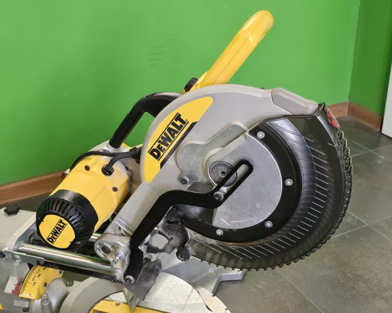 PIŁA UKOŚNICA DEWALT DWS780-QS 1675W + STELARZ DE7023