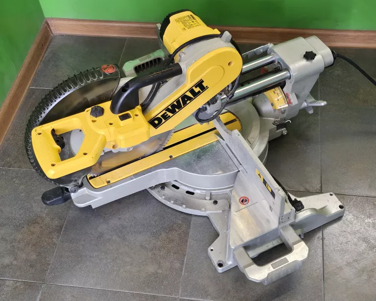PIŁA UKOŚNICA DEWALT DWS780-QS 1675W + STELARZ DE7023