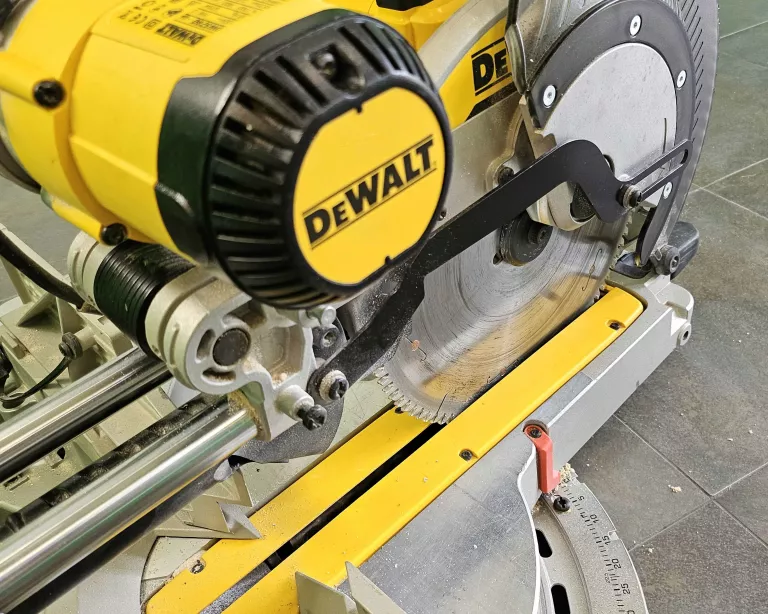 PIŁA UKOŚNICA DEWALT DWS780-QS 1675W + STELARZ DE7023