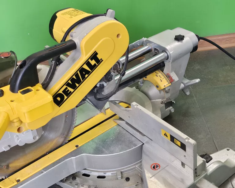 PIŁA UKOŚNICA DEWALT DWS780-QS 1675W + STELARZ DE7023