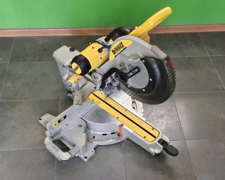 PIŁA UKOŚNICA DEWALT DWS780-QS 1675W + STELARZ DE7023