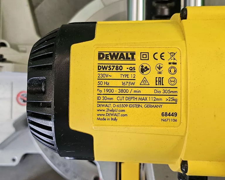 PIŁA UKOŚNICA DEWALT DWS780-QS 1675W + STELARZ DE7023