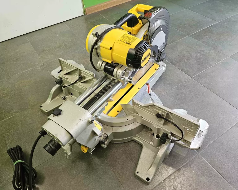 PIŁA UKOŚNICA DEWALT DWS780-QS 1675W + STELARZ DE7023