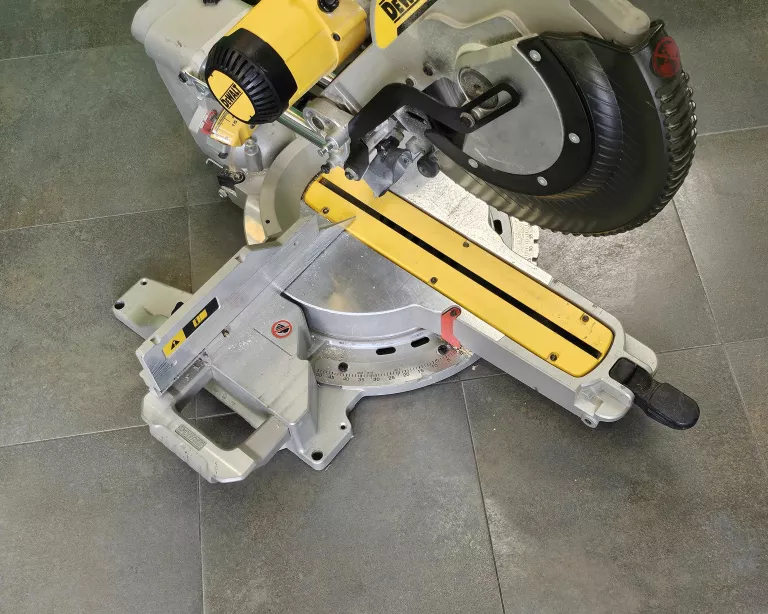 PIŁA UKOŚNICA DEWALT DWS780-QS 1675W + STELARZ DE7023