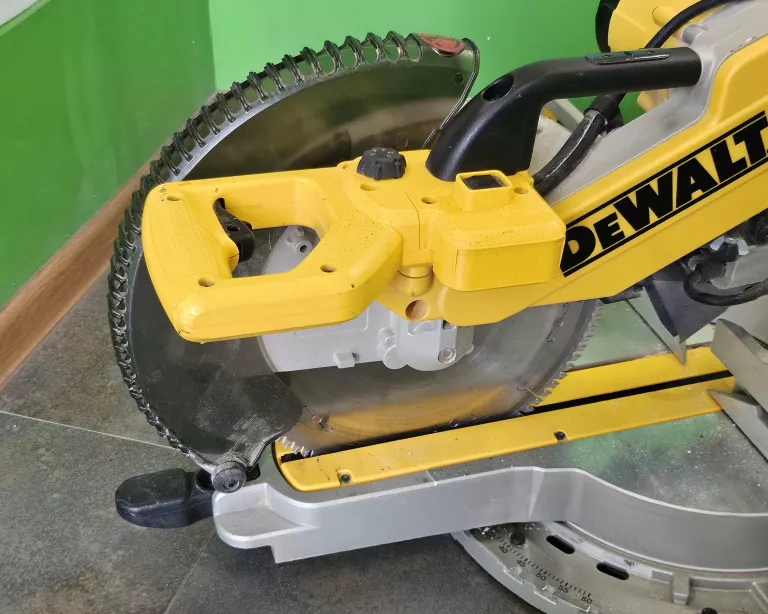 PIŁA UKOŚNICA DEWALT DWS780-QS 1675W + STELARZ DE7023