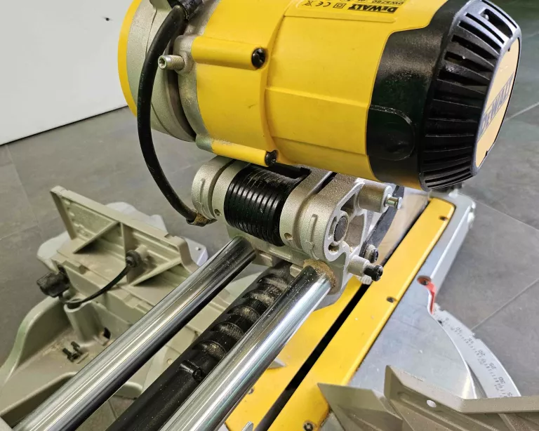 PIŁA UKOŚNICA DEWALT DWS780-QS 1675W + STELARZ DE7023