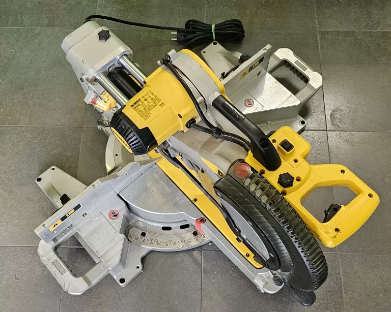 PIŁA UKOŚNICA DEWALT DWS780-QS 1675W + STELARZ DE7023