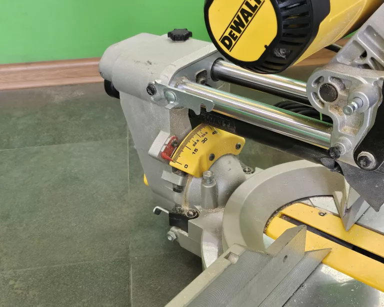 PIŁA UKOŚNICA DEWALT DWS780-QS 1675W + STELARZ DE7023