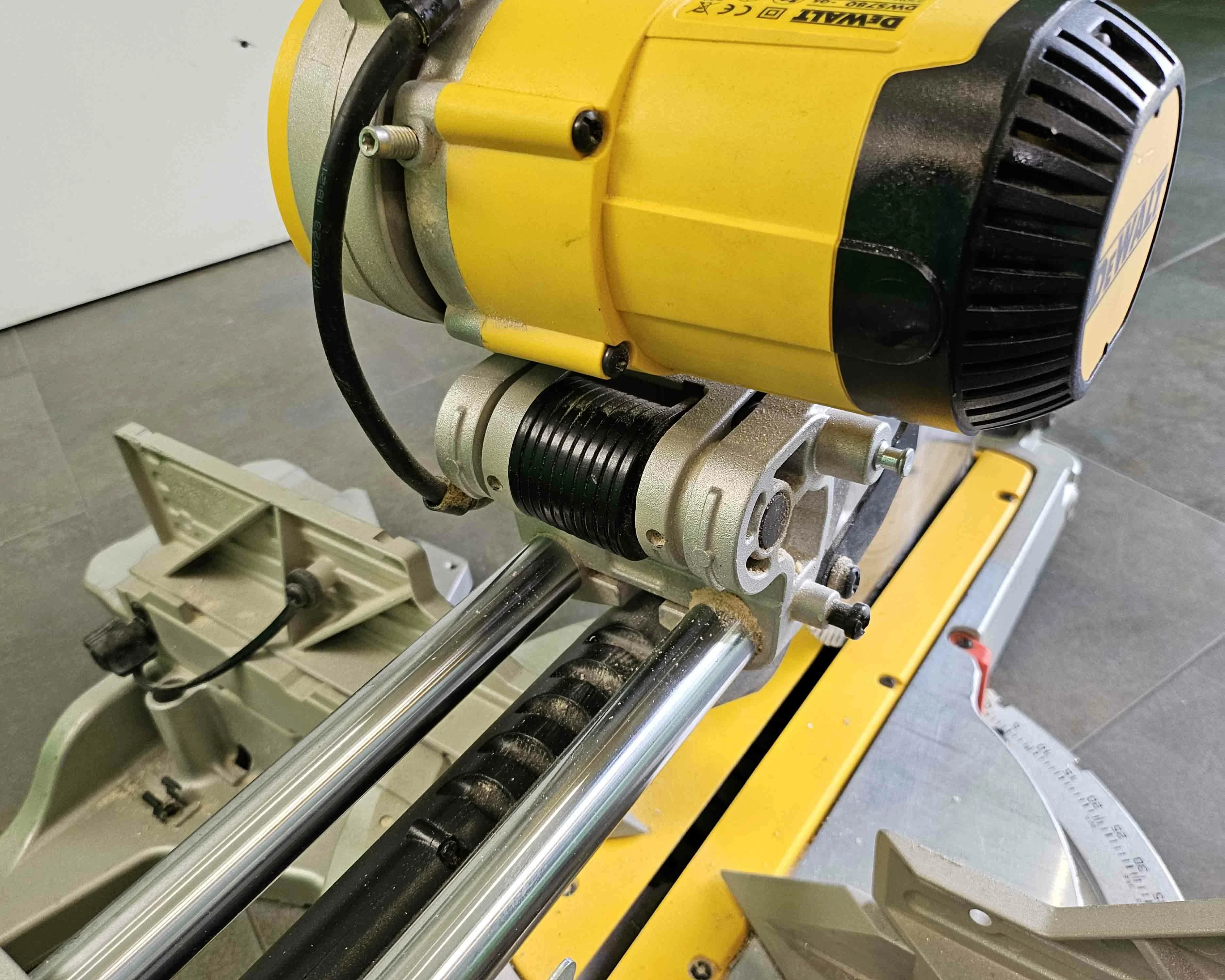 pila-ukosnica-dewalt-dws780-qs-1675w-stelarz-de7023-srednica-tarczy-305