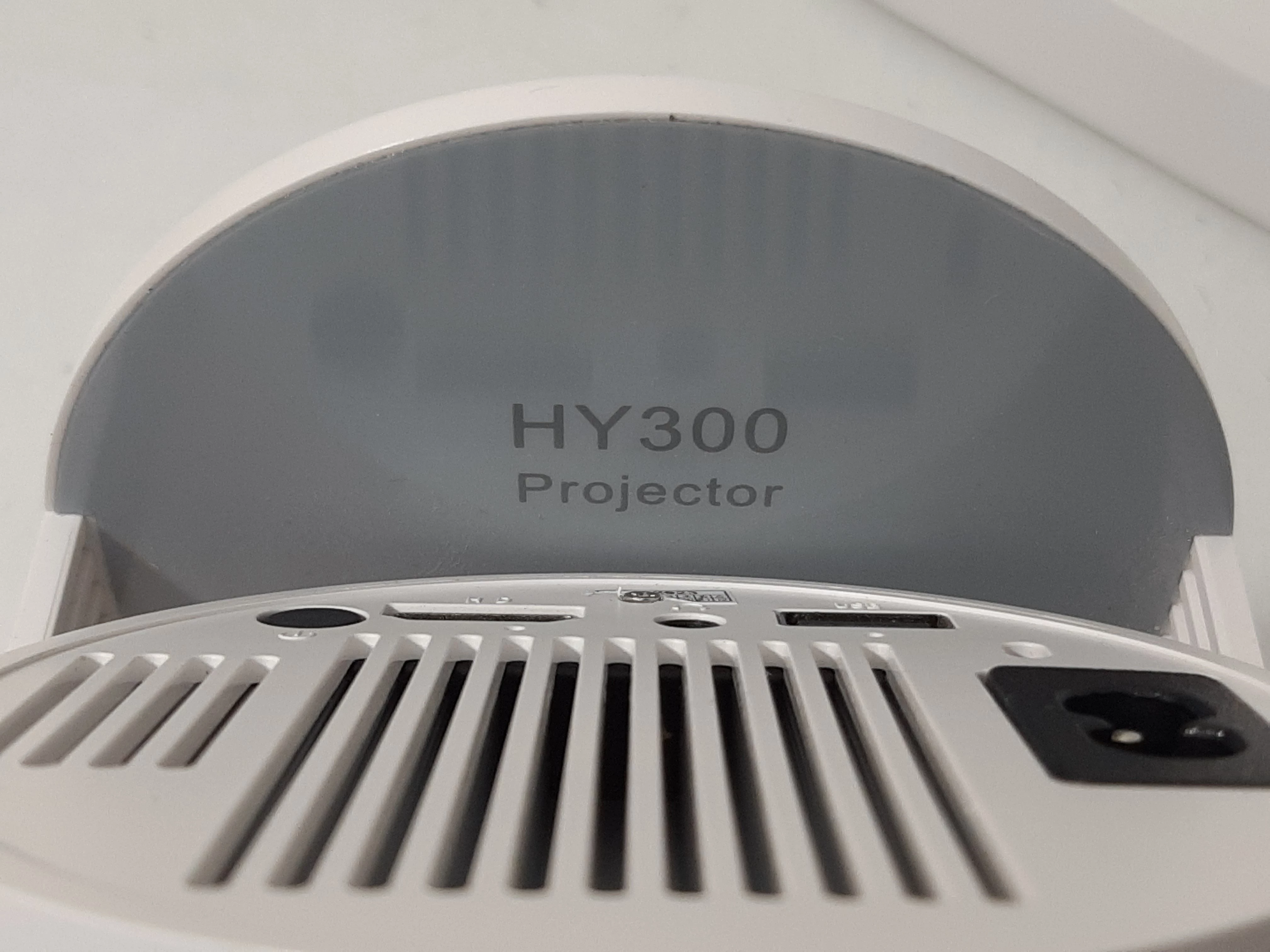 obrotowy-mini-projektor-rzutnik-full-hd-hy300-technologia-wyswietlania-led