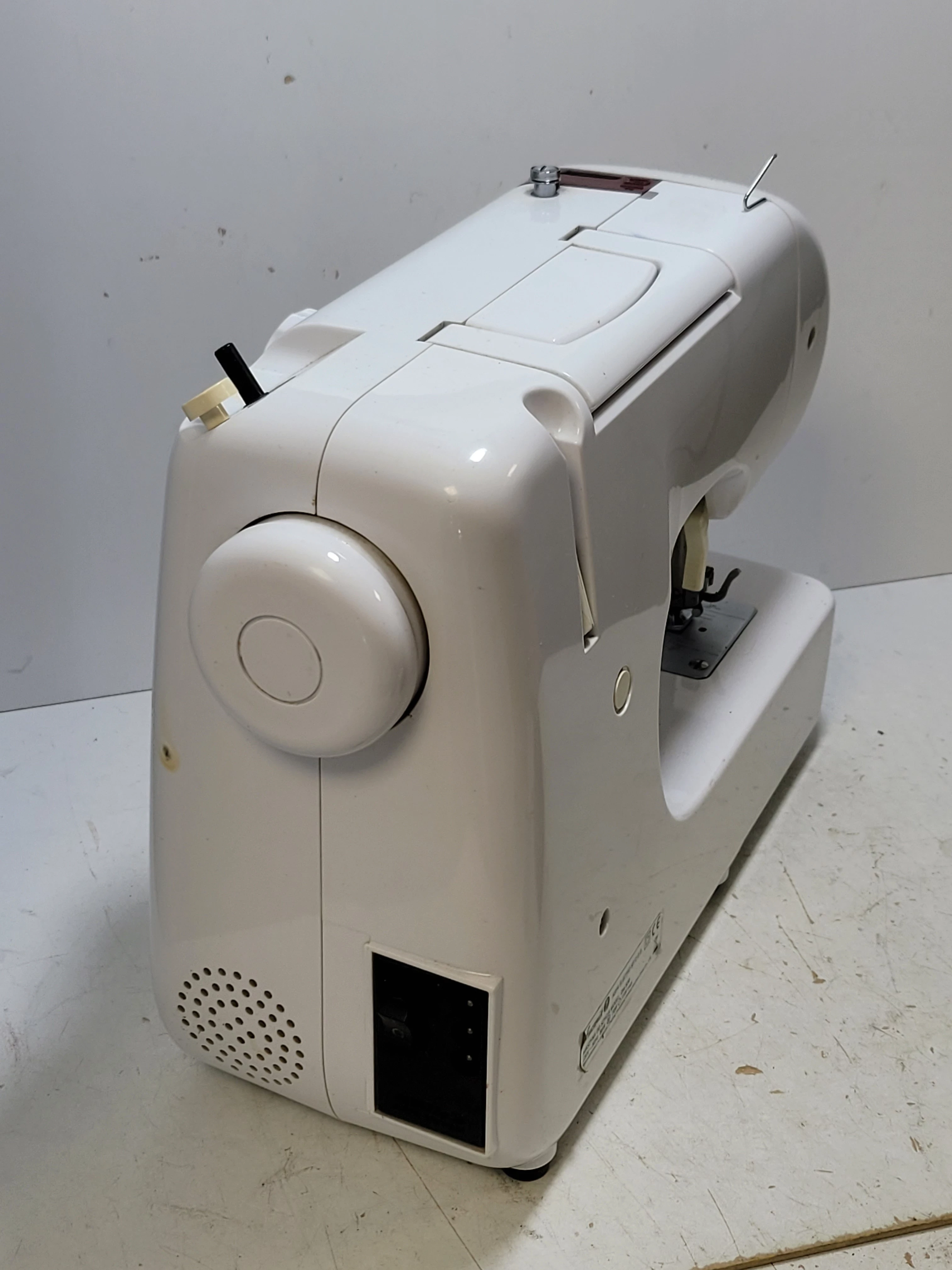 maszyna-do-szycia-lucznik-ola-830-kolor-dominujacy-bialy