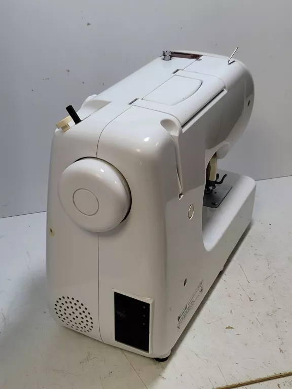maszyna-do-szycia-lucznik-ola-830-kolor-dominujacy-bialy
