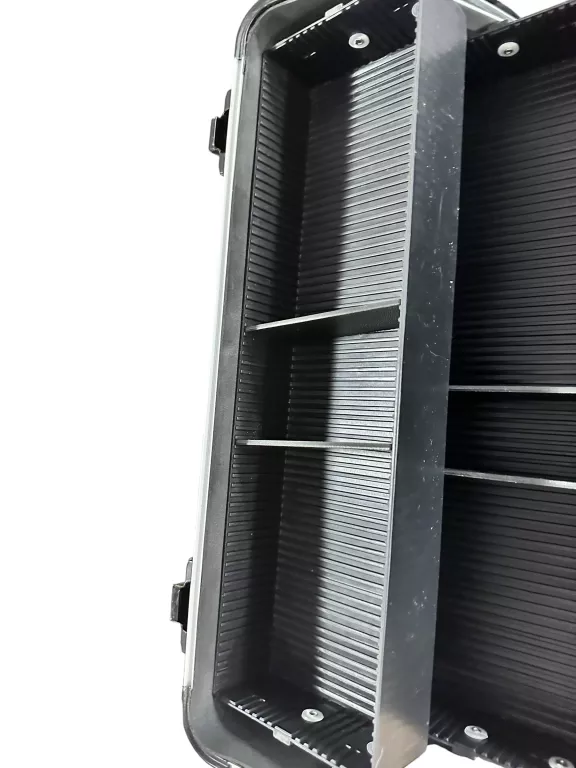 waliza-aluminiowa-macallister-walizka-wielosegmentowy-macallister-rodzaj-skrzynka-na-kolkach