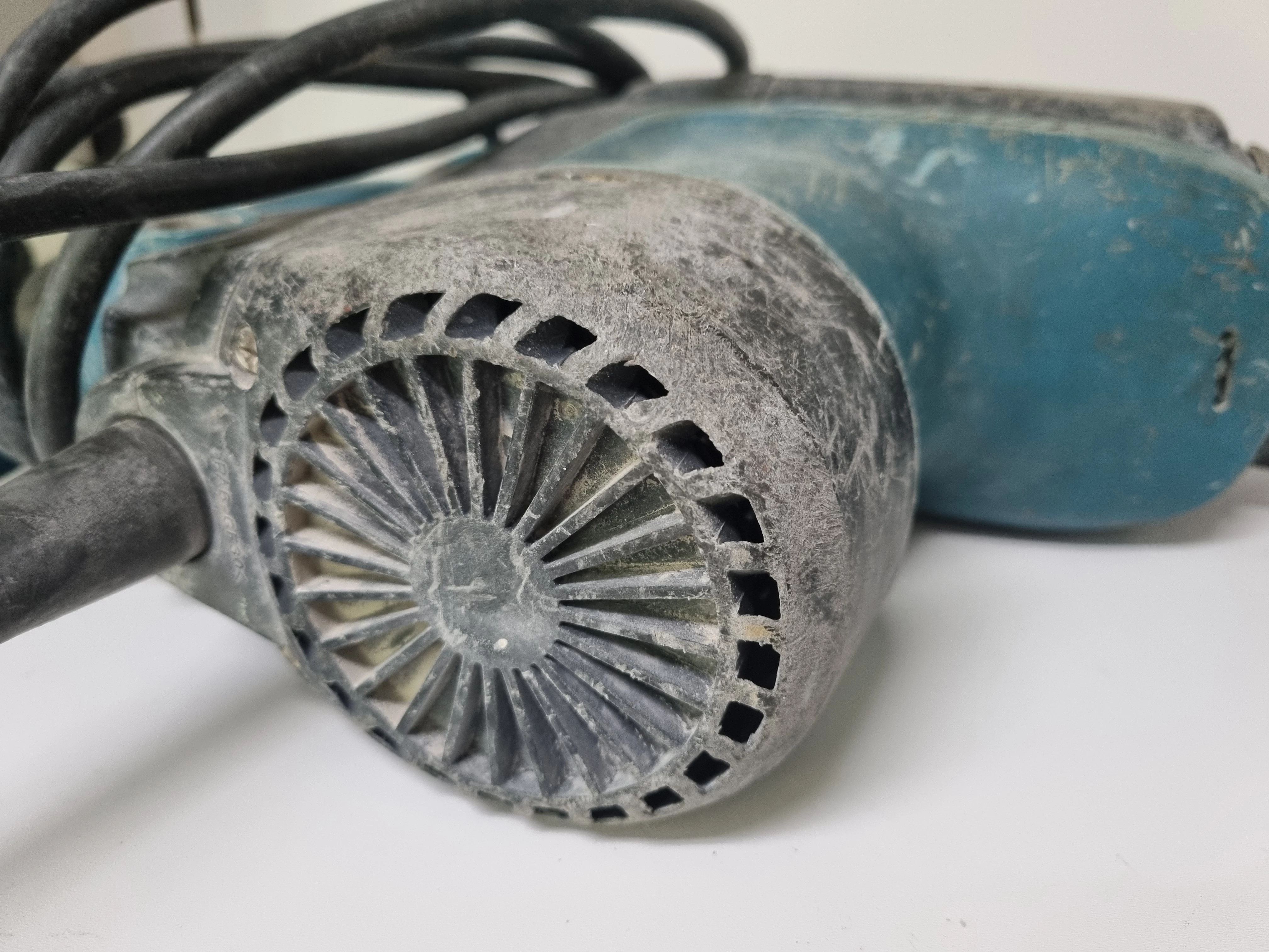 mlot-udarowo-obrotowy-makita-hr4011c-zasilanie-sieciowe