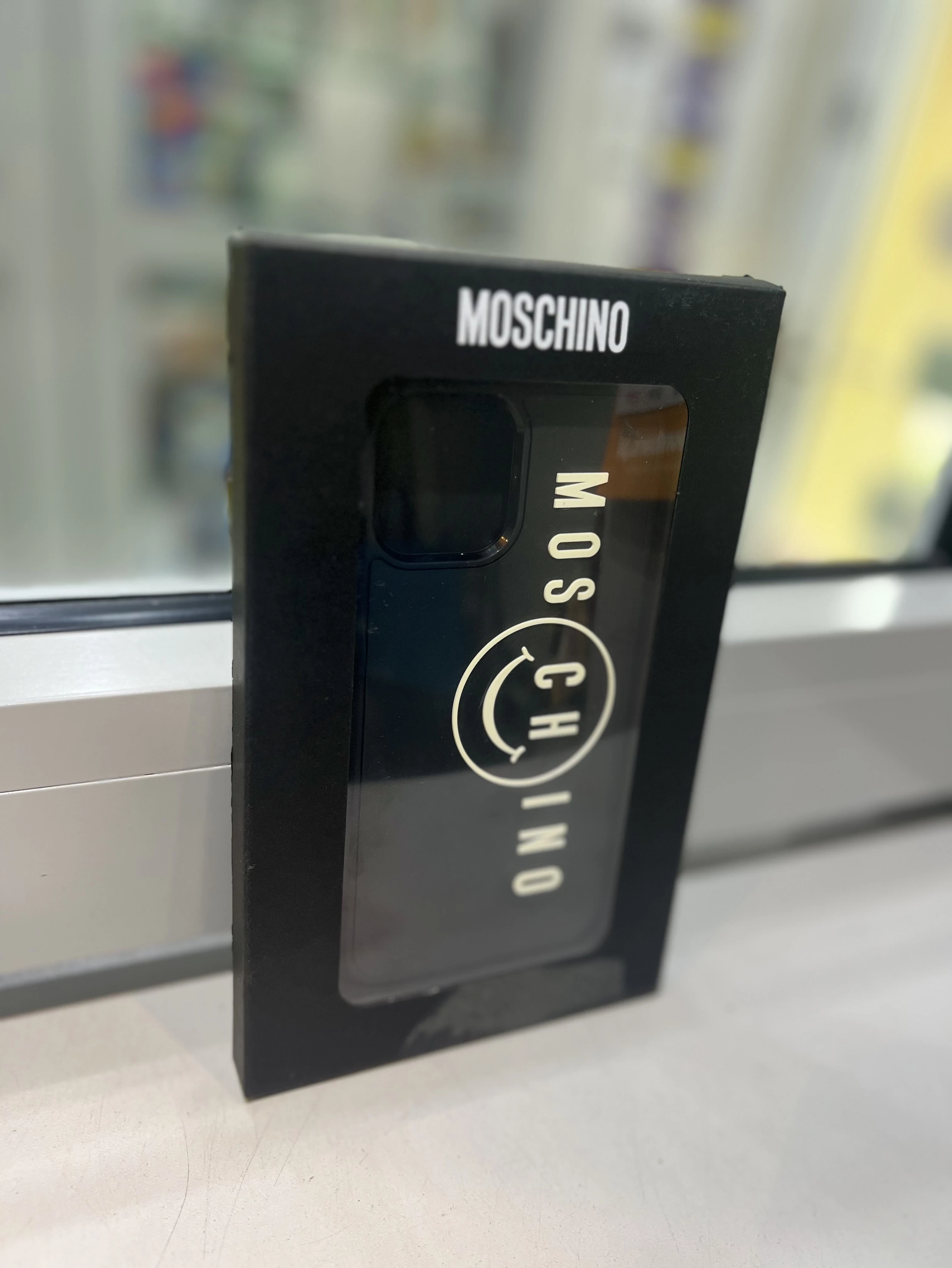 moschino-etui-czrno-biale-iphone-12-pro-stan-powystawowy