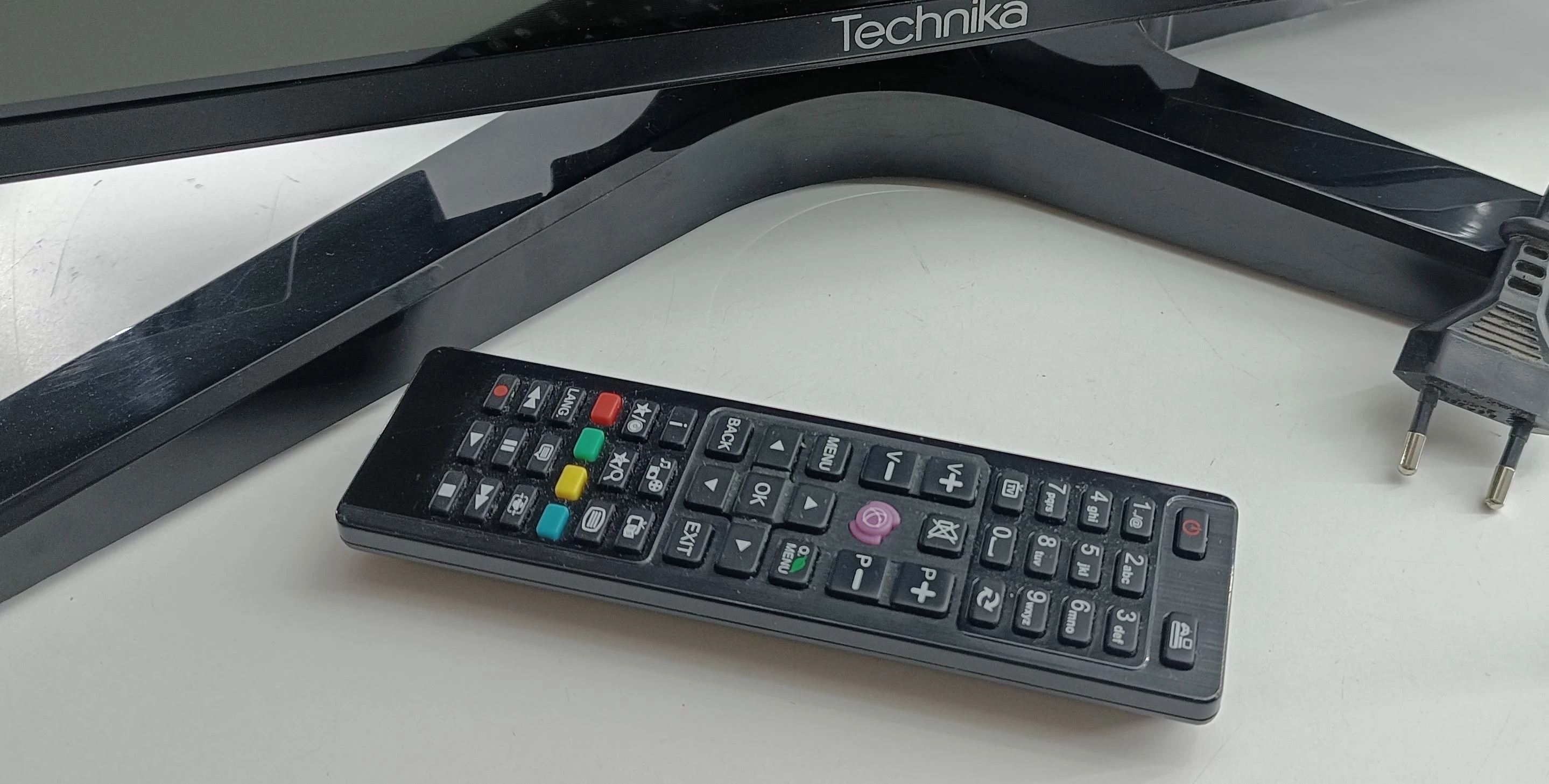 telewizor-technika-sm42-240-aw15b-pilot-przekatna-ekranu-cale-42