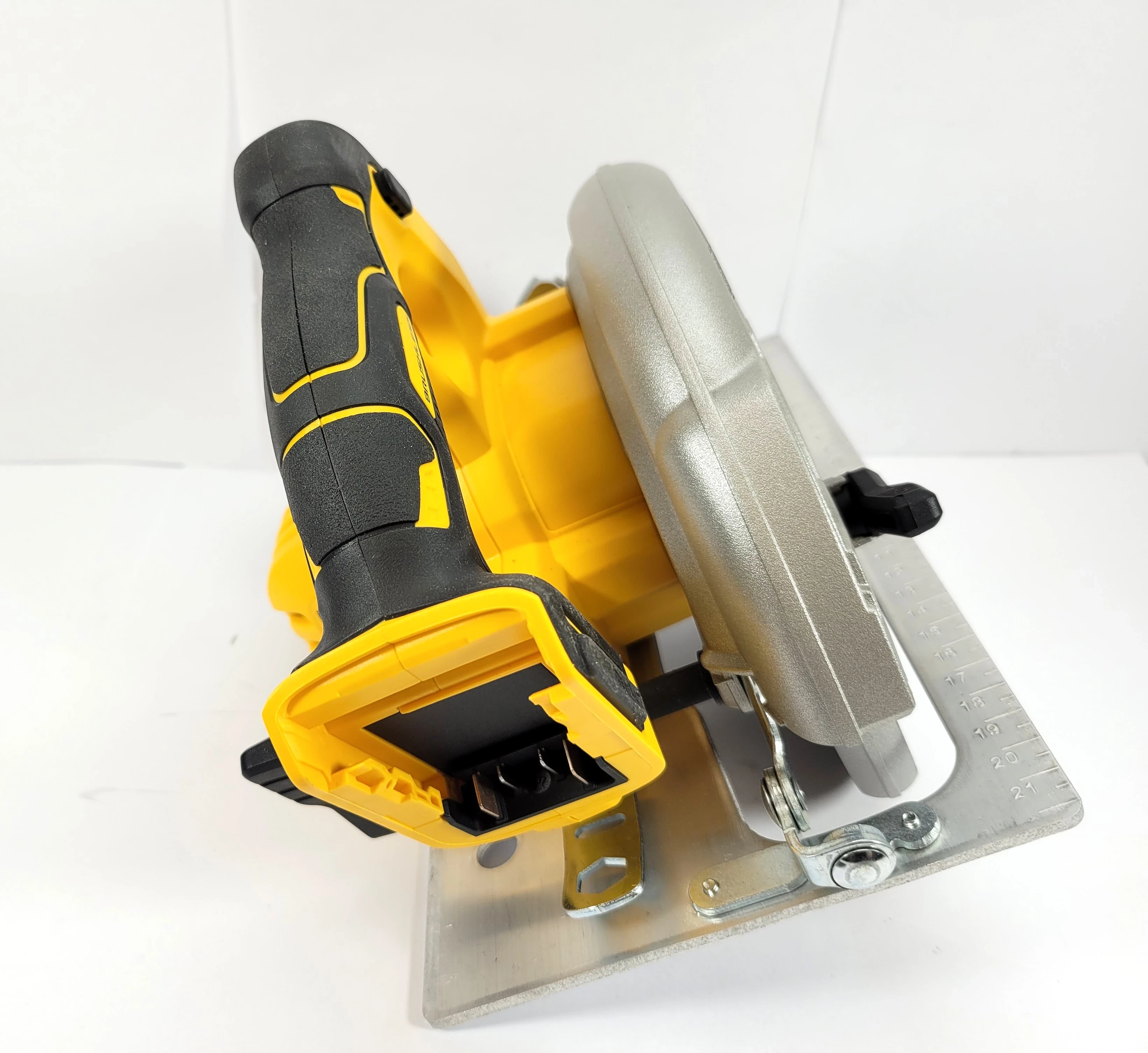 pilarka-tarczowa-dewalt-dcs570n-stan-uzywany