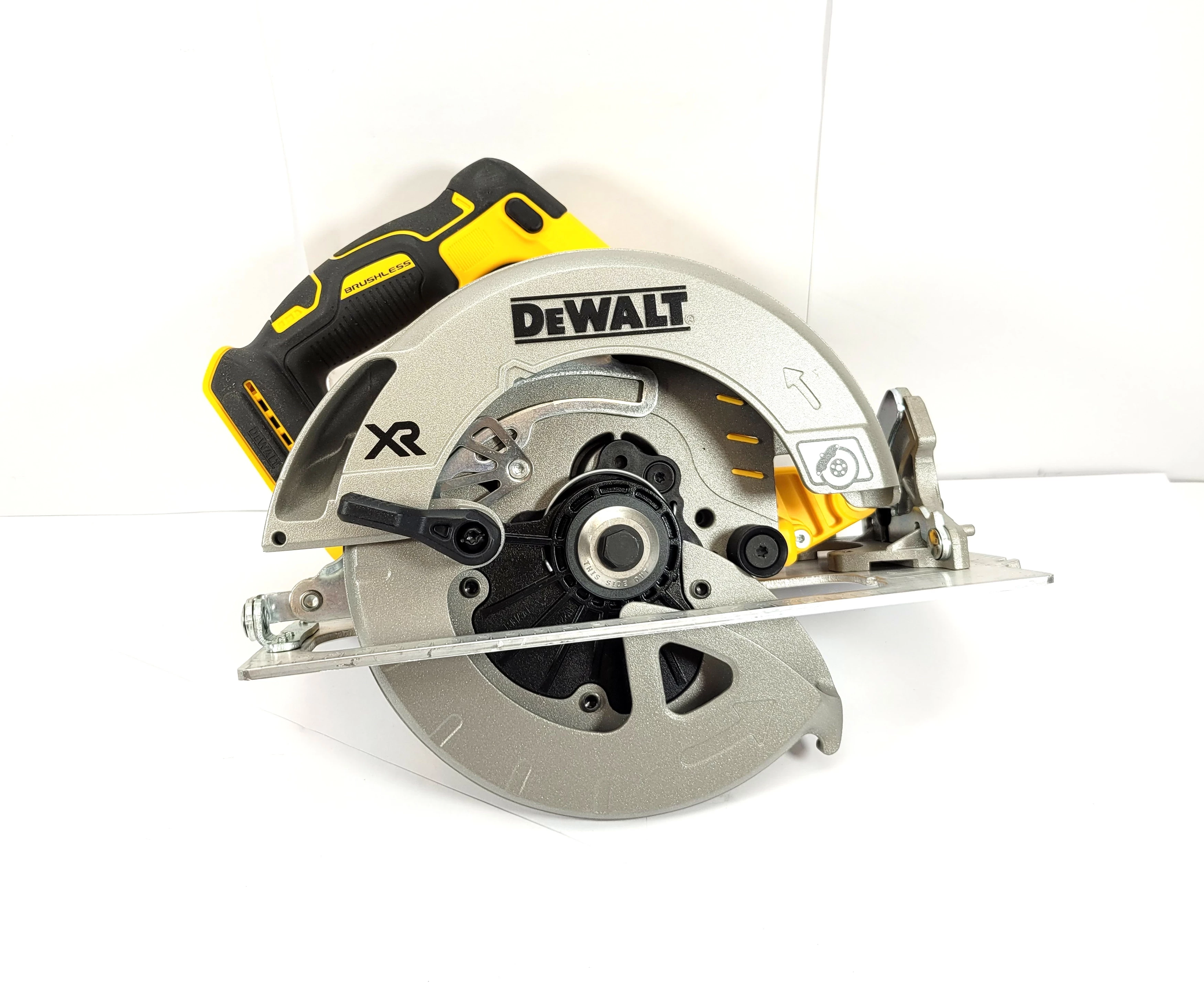 pilarka-tarczowa-dewalt-dcs570n-srednica-otworu-pily-16