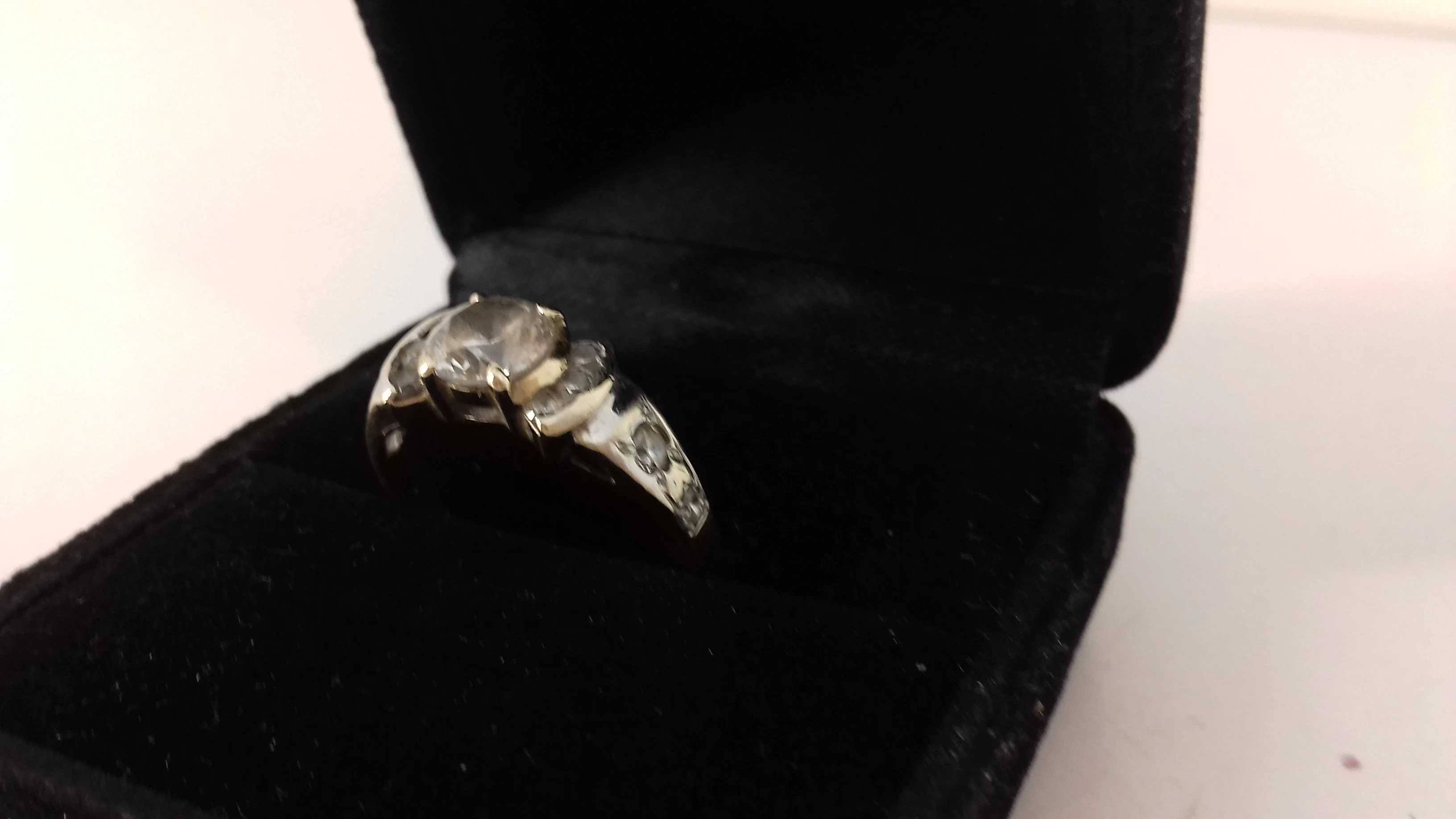 uzywany-pierscionek-z-cyrkonia-proba-585-waga-200