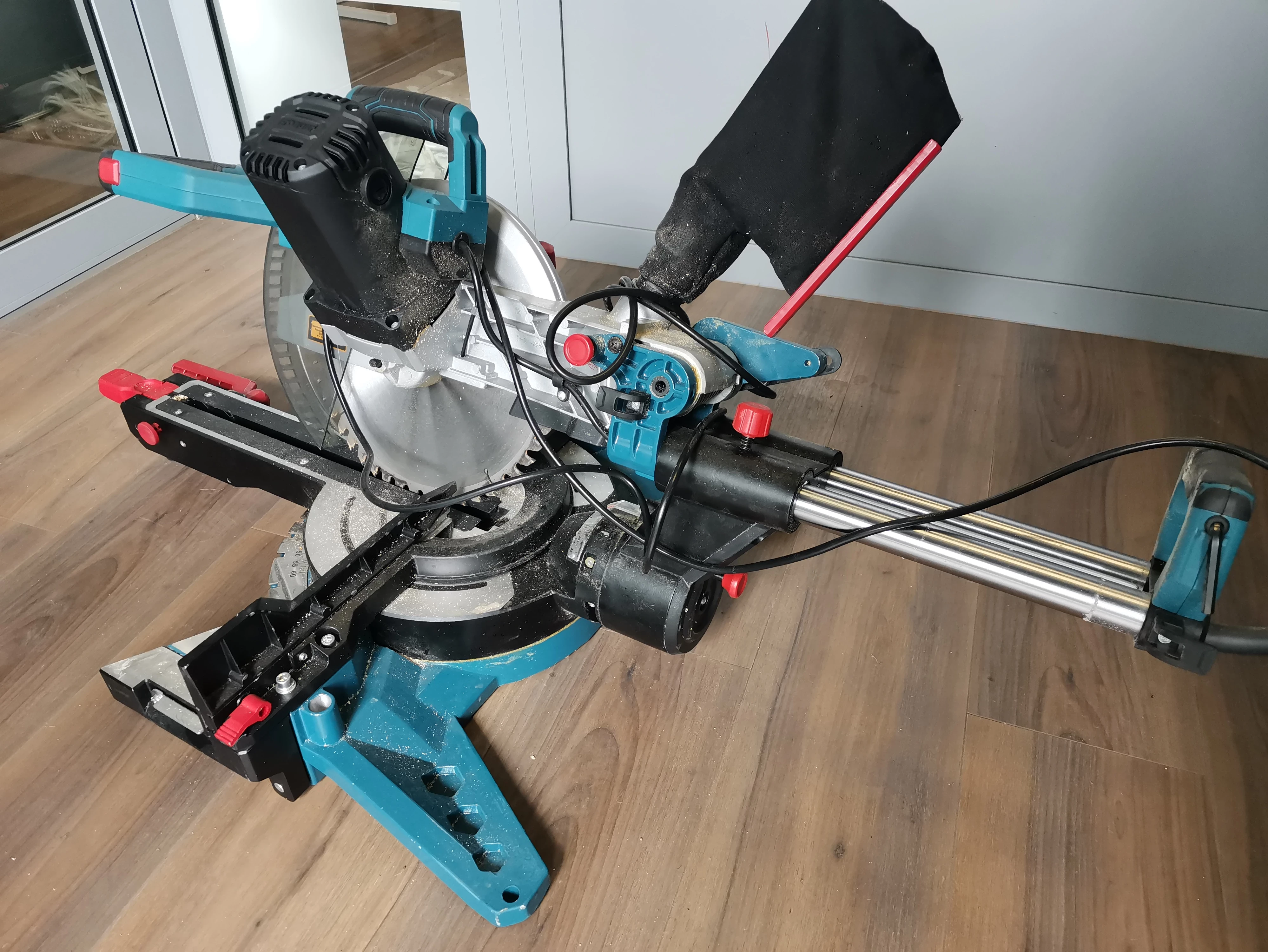 pila-ukosnica-erbauer-emis305s-1800-w-305-mm-marka-erbauer