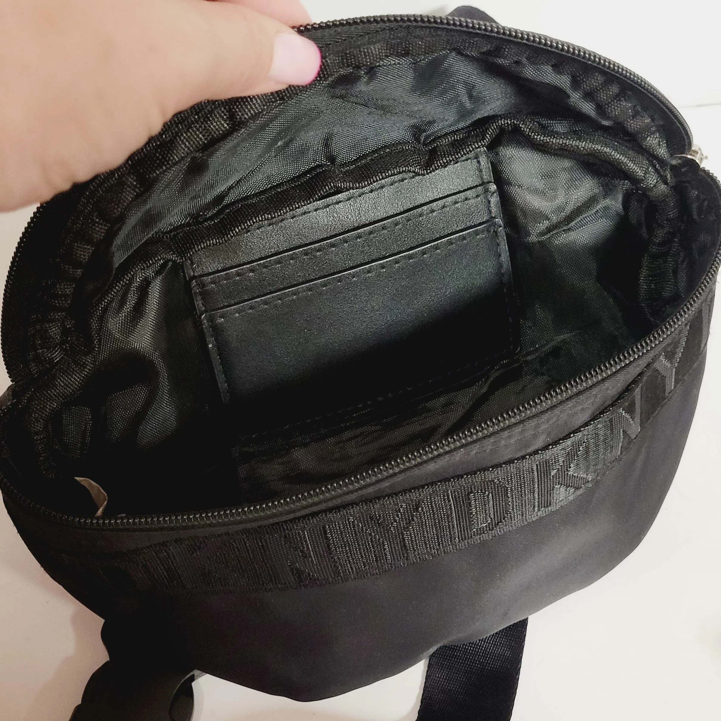 torebka-nerka-dkny-czarna-wzor-dominujacy-3766-1