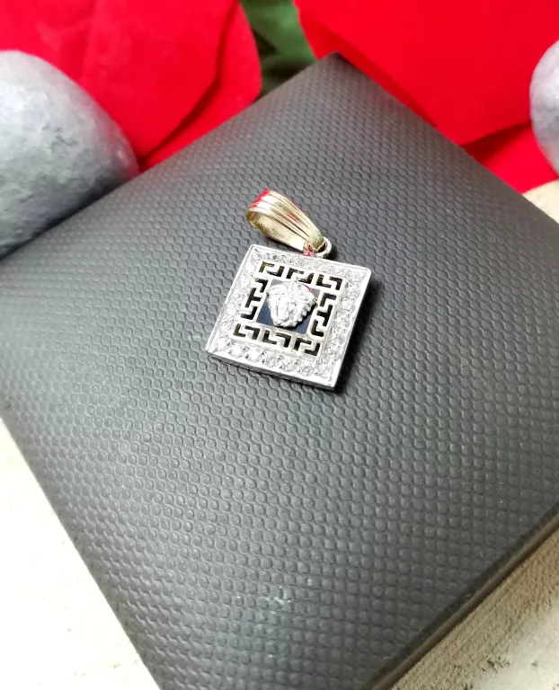 ZŁOTA ZAWIESZKA KWADRAT MEDUZA ZNAK GRECKI 2,26GR 585 J