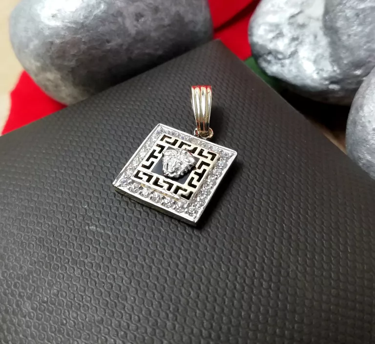ZŁOTA ZAWIESZKA KWADRAT MEDUZA ZNAK GRECKI 2,26GR 585 J