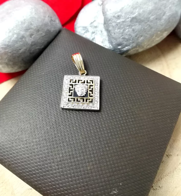 ZŁOTA ZAWIESZKA KWADRAT MEDUZA ZNAK GRECKI 2,26GR 585 J