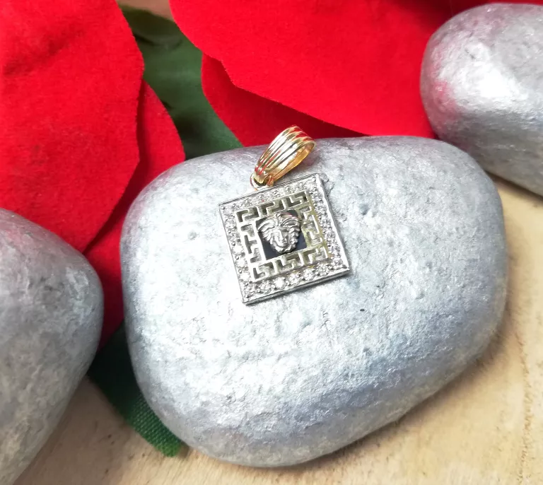 ZŁOTA ZAWIESZKA KWADRAT MEDUZA ZNAK GRECKI 2,26GR 585 J