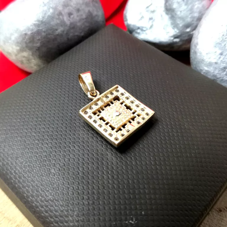 ZŁOTA ZAWIESZKA KWADRAT MEDUZA ZNAK GRECKI 2,26GR 585 J