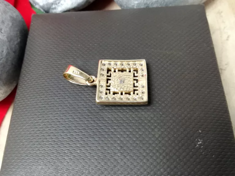 ZŁOTA ZAWIESZKA KWADRAT MEDUZA ZNAK GRECKI 2,26GR 585 J