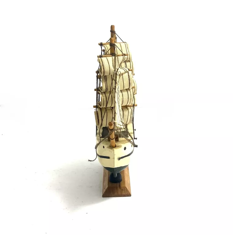 FIGURKA STATEK 15CM