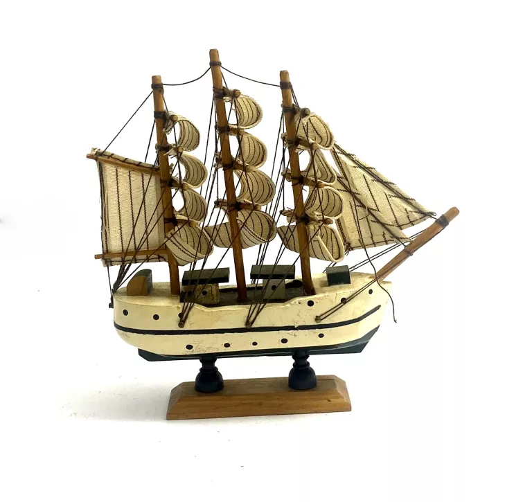 FIGURKA STATEK 15CM
