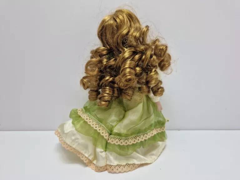 STARA LALKA PORCELANOWA W ZIELONEJ SUKIECNE 22CM