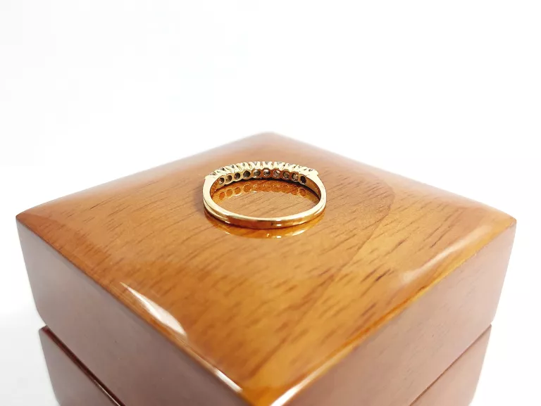 zloty-pierscionek-z-cyrkoniami-r15-585-184g-material-15835-2