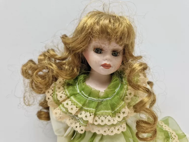 STARA LALKA PORCELANOWA W ZIELONEJ SUKIECNE 22CM