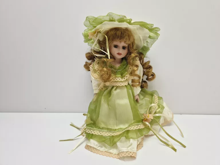 STARA LALKA PORCELANOWA W ZIELONEJ SUKIECNE 22CM