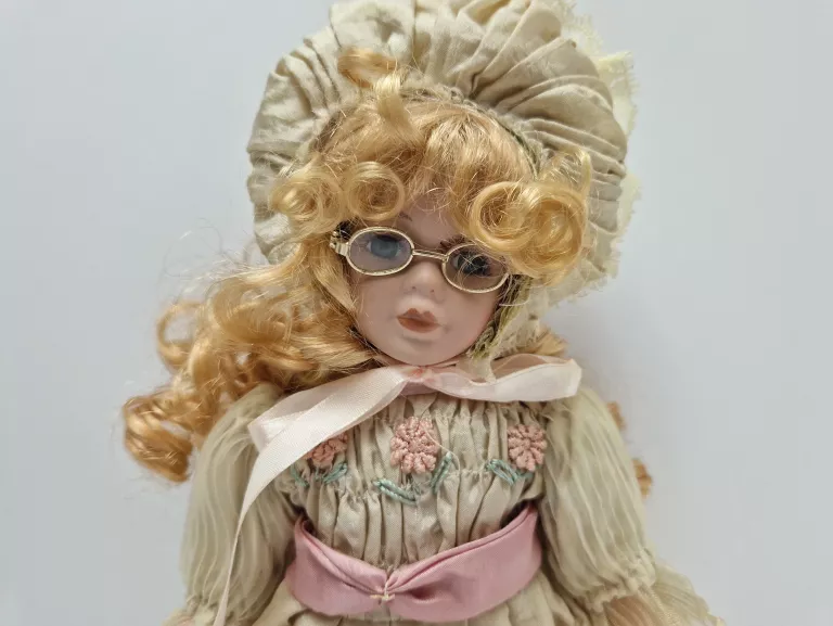 STARA LALKA PORCELANOWA Z OKULARAMI 29CM