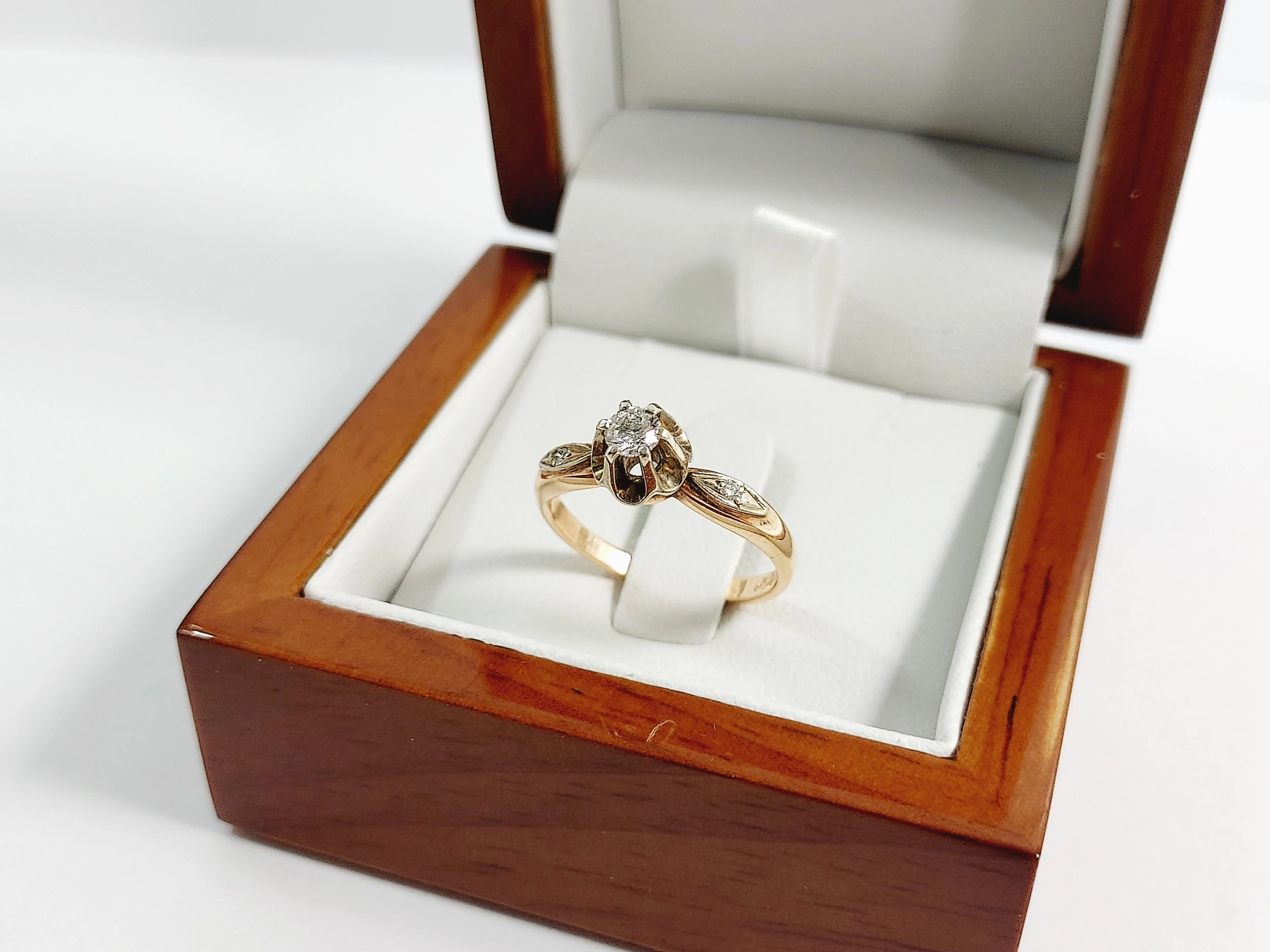 zloty-pierscionek-brylanty-025ct-327g-585-roz14-certyfikat-kolor-dominujacy-205826-225106