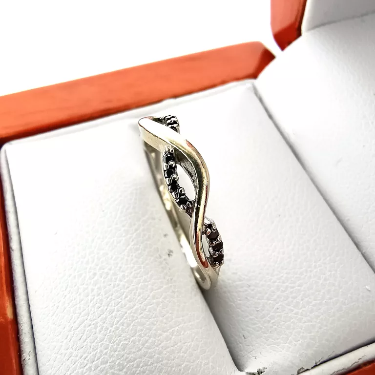 zloty-pierscionek-z-czarnymi-brylantami-585-165g-r13-wycena1000zl-stan-uzywany