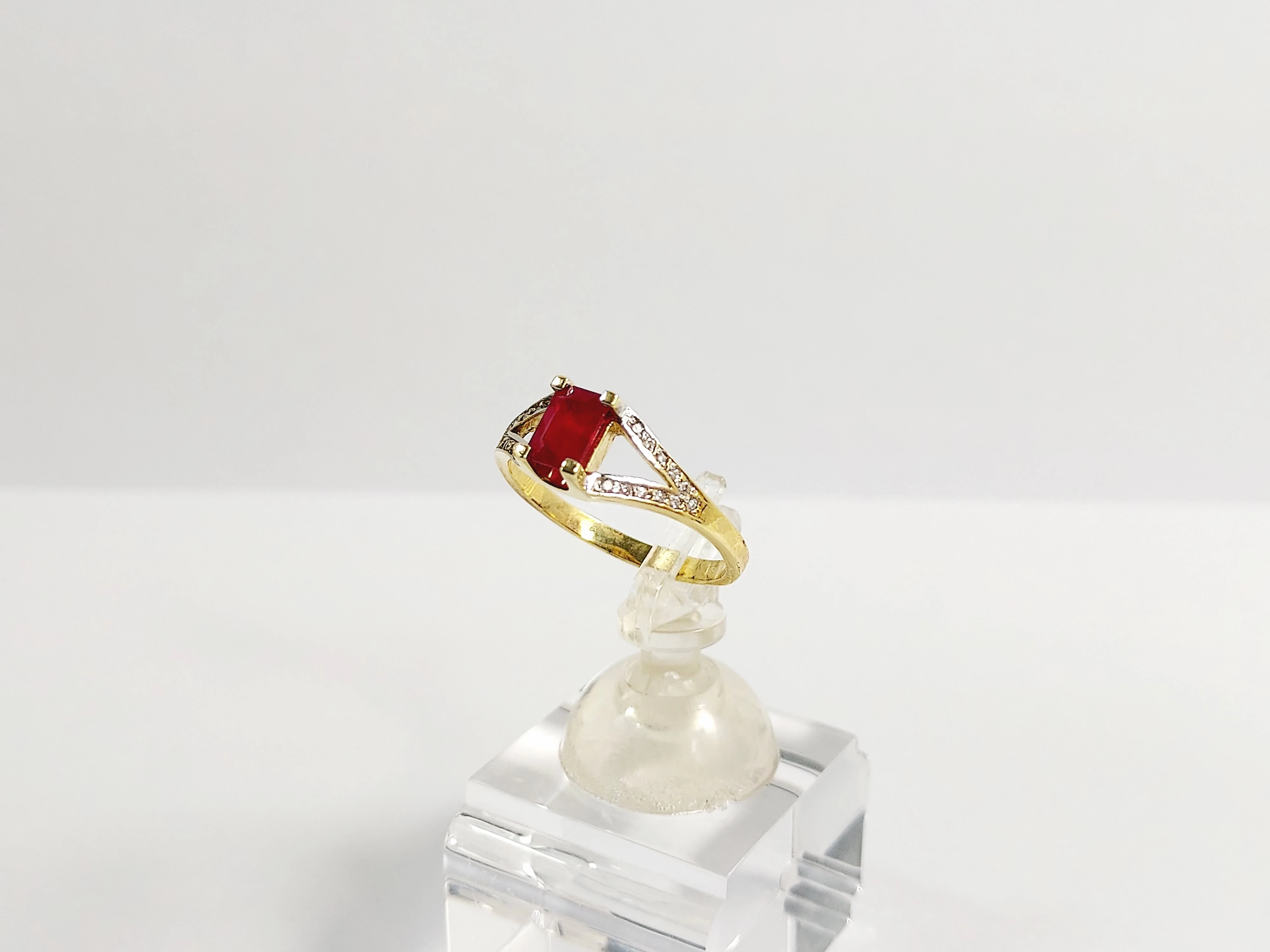 zloty-pierscionek-z-rubinem-075ct-i-brylantami-011ct-291g-roz16-585-marka-248811-1220464