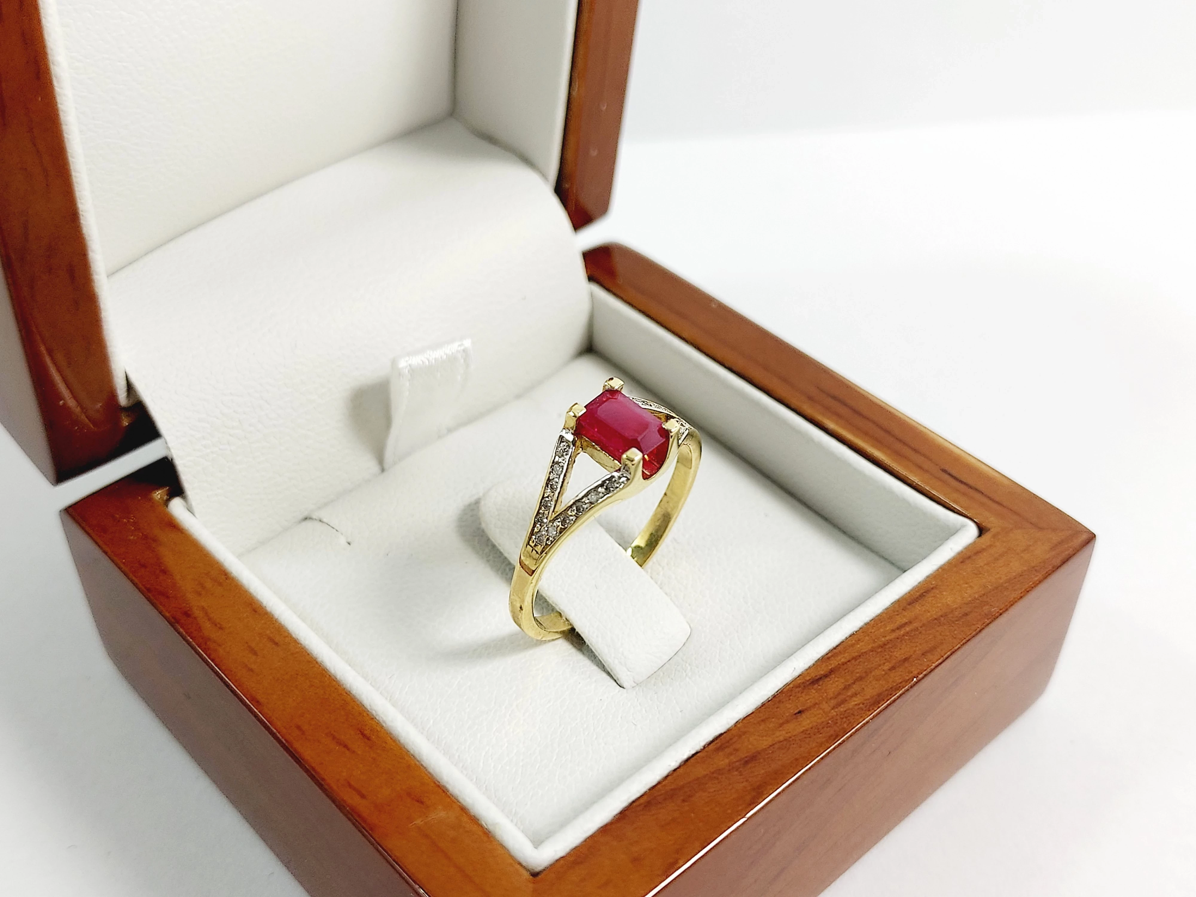 zloty-pierscionek-z-rubinem-075ct-i-brylantami-011ct-291g-roz16-585-stan-11323-2