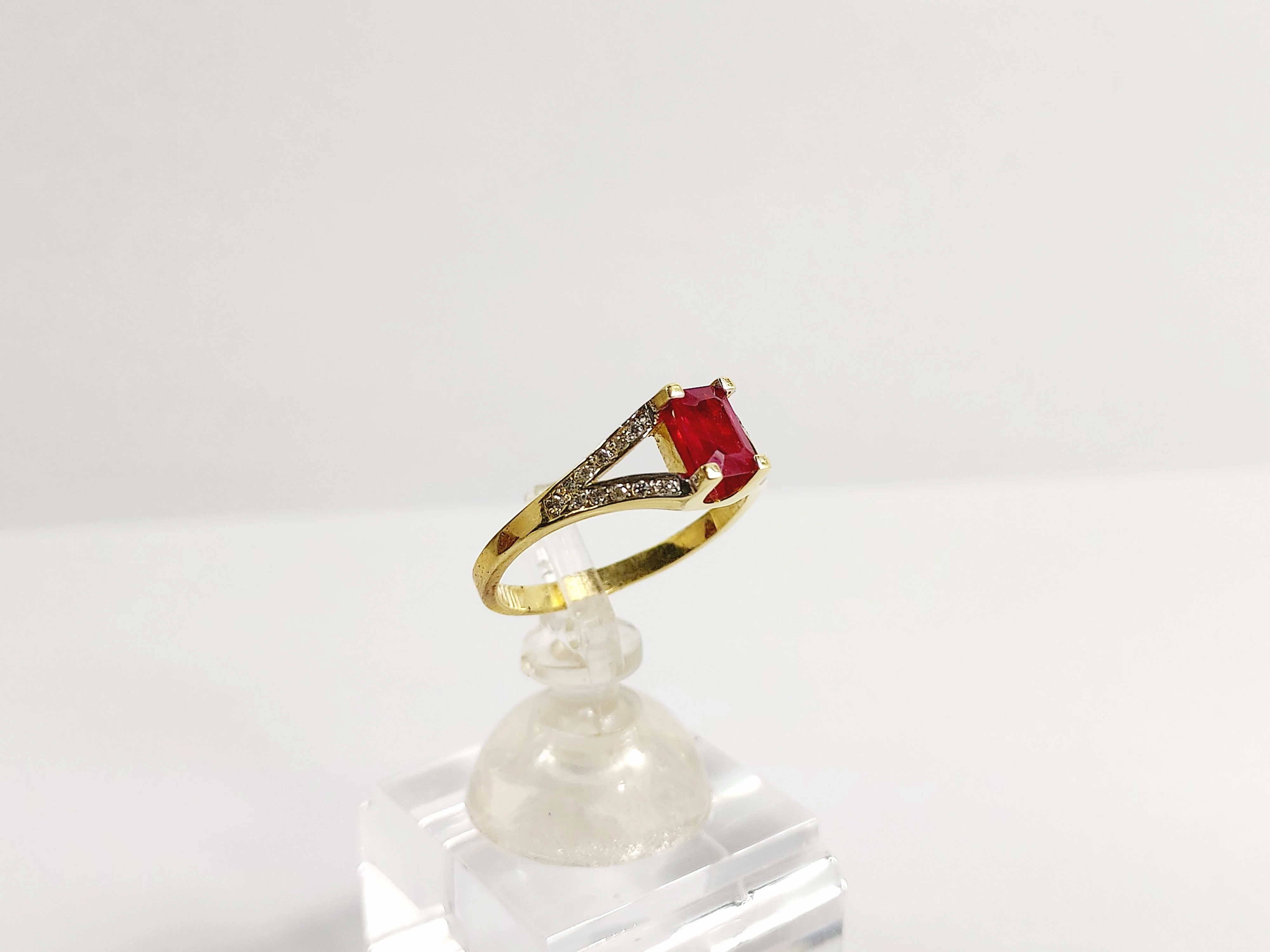 zloty-pierscionek-z-rubinem-075ct-i-brylantami-011ct-291g-roz16-585-kolor-249512-1647429