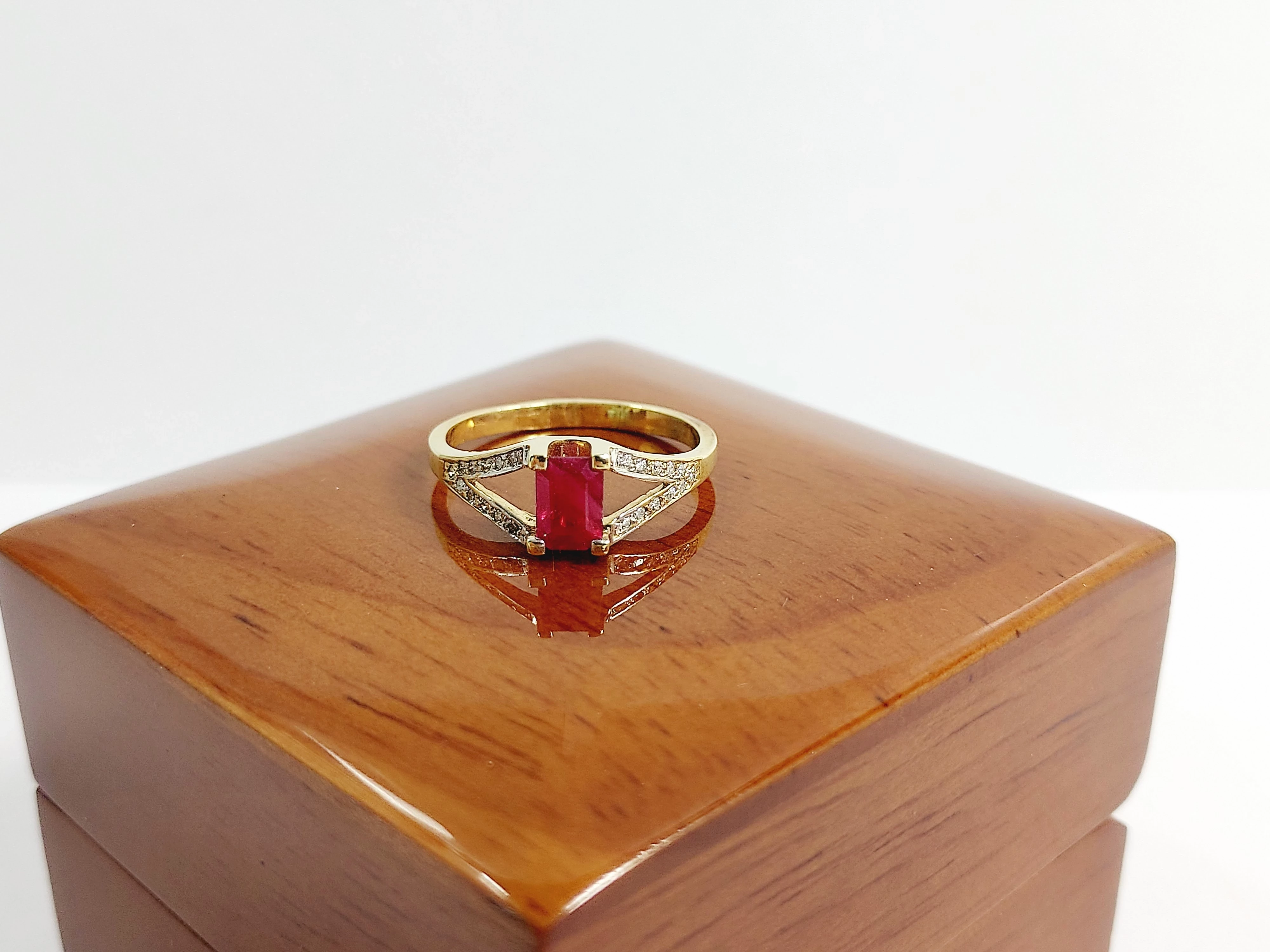 zloty-pierscionek-z-rubinem-075ct-i-brylantami-011ct-291g-roz16-585-material-15835-2