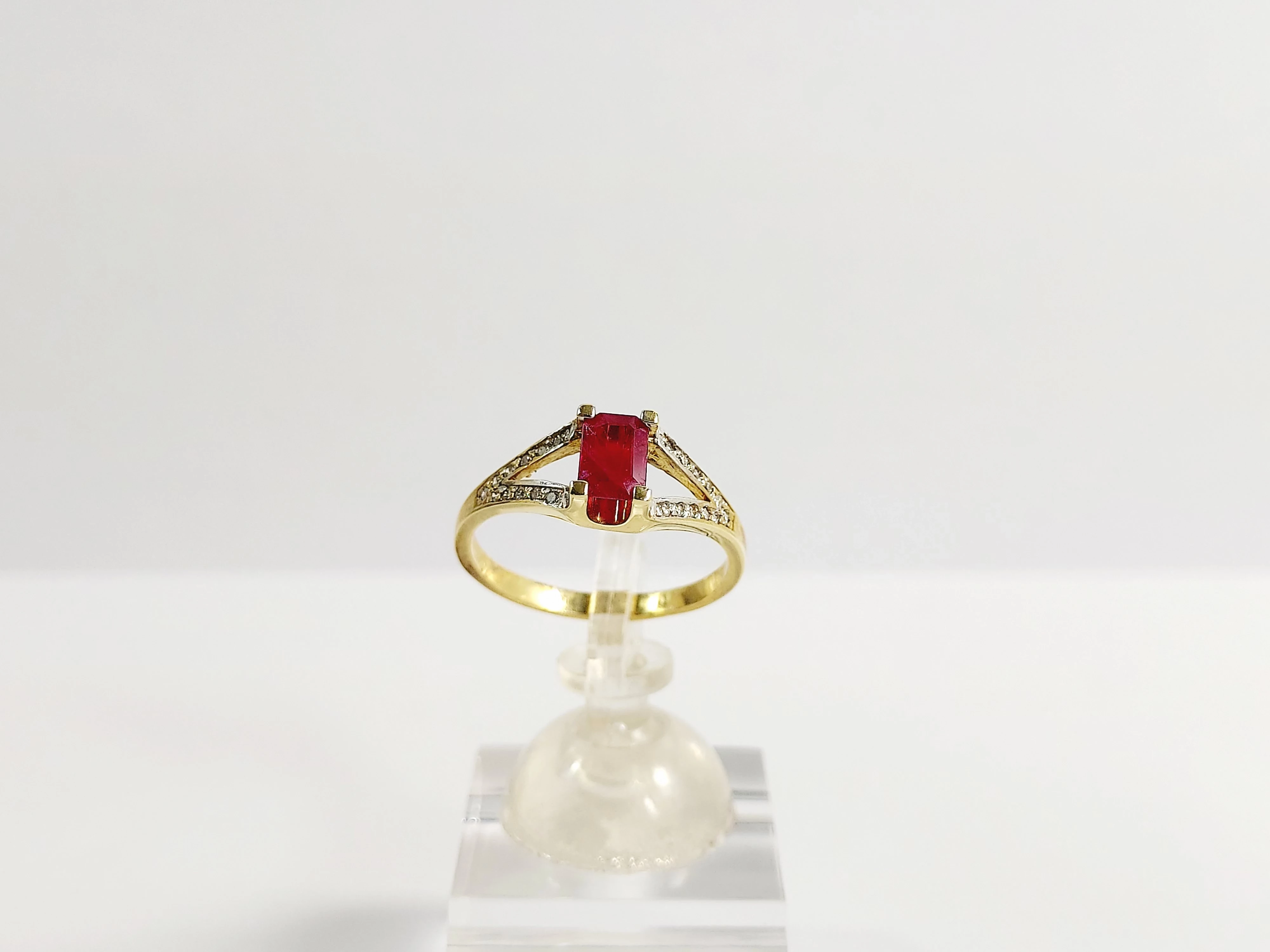 zloty-pierscionek-z-rubinem-075ct-i-brylantami-011ct-291g-roz16-585-waga-030