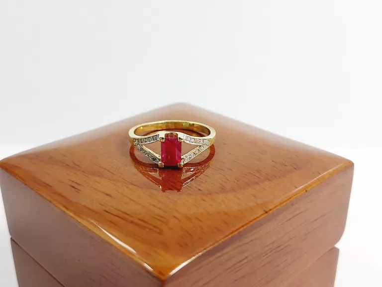 zloty-pierscionek-z-rubinem-075ct-i-brylantami-011ct-291g-roz16-585-material-15835-2