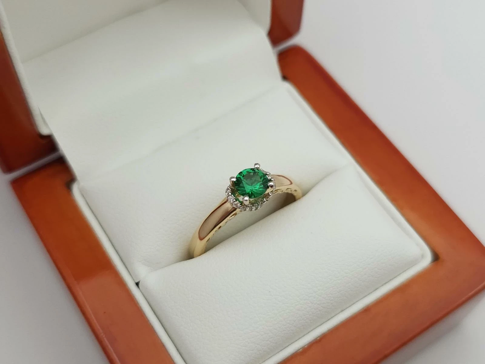 zloty-pierscionek-z-zielona-cyrkonia-585-14k-r16-290g-cechy-brak