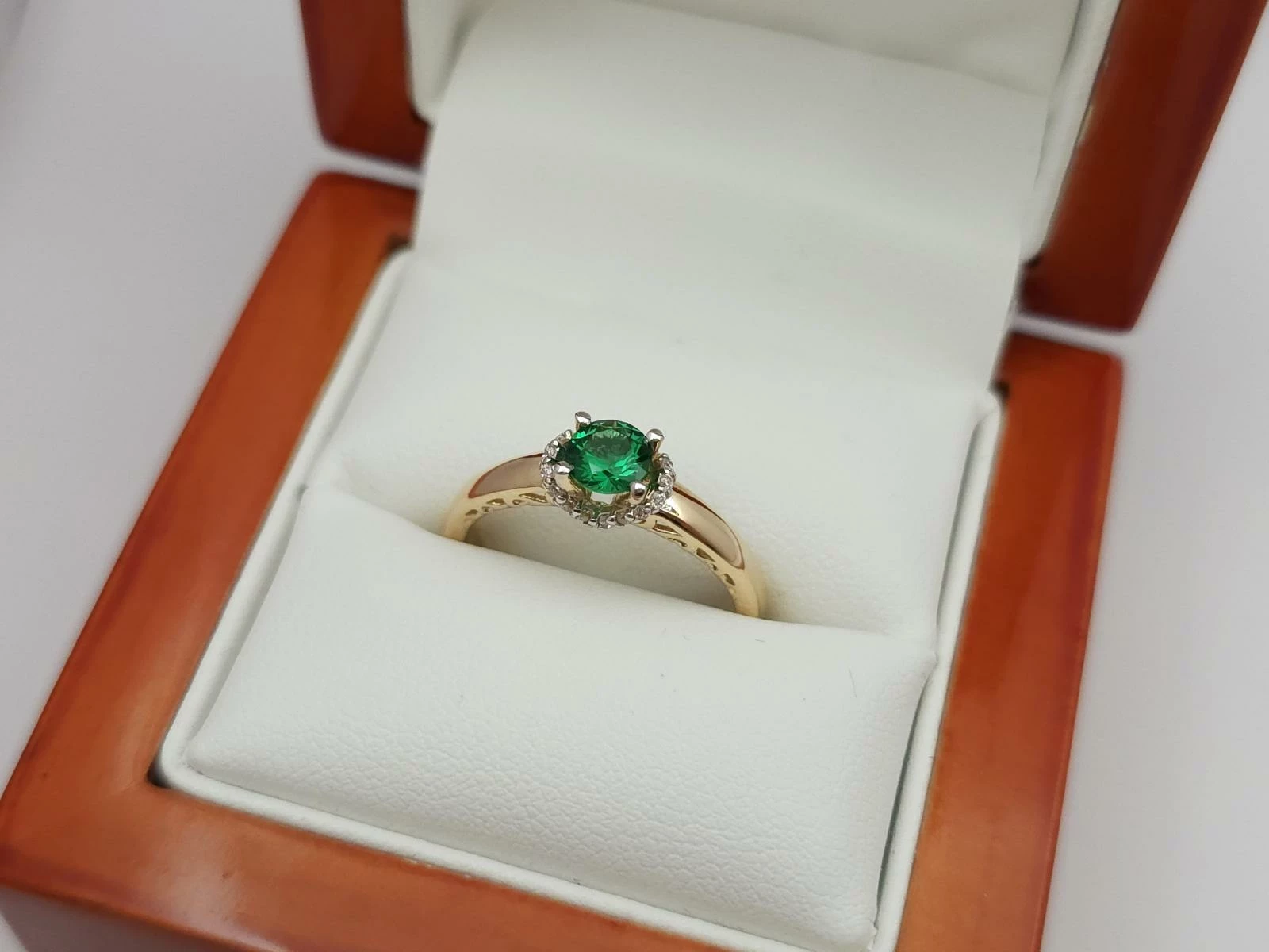 zloty-pierscionek-z-zielona-cyrkonia-585-14k-r16-290g-kolor-dominujacy-zloty