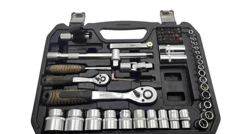 zestaw-narzedzi-klucze-nasadowe-neo-m4k-garage-w-walizce-marka-neo-tools